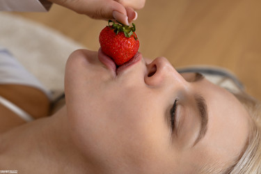 SB 2023-03/2023-03-04 Decima - Strawberry Kiss/ShowyBeauty-0011.jpg